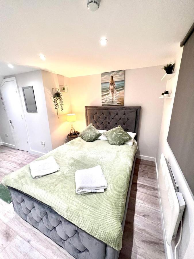 Golden Residences - Oakway Feltham Luaran gambar