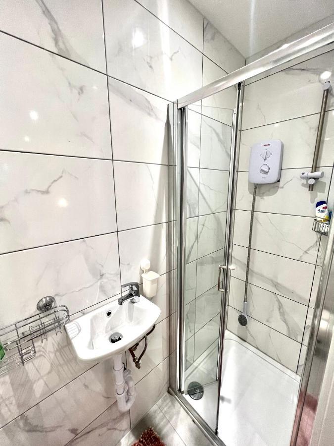 Golden Residences - Oakway Feltham Luaran gambar