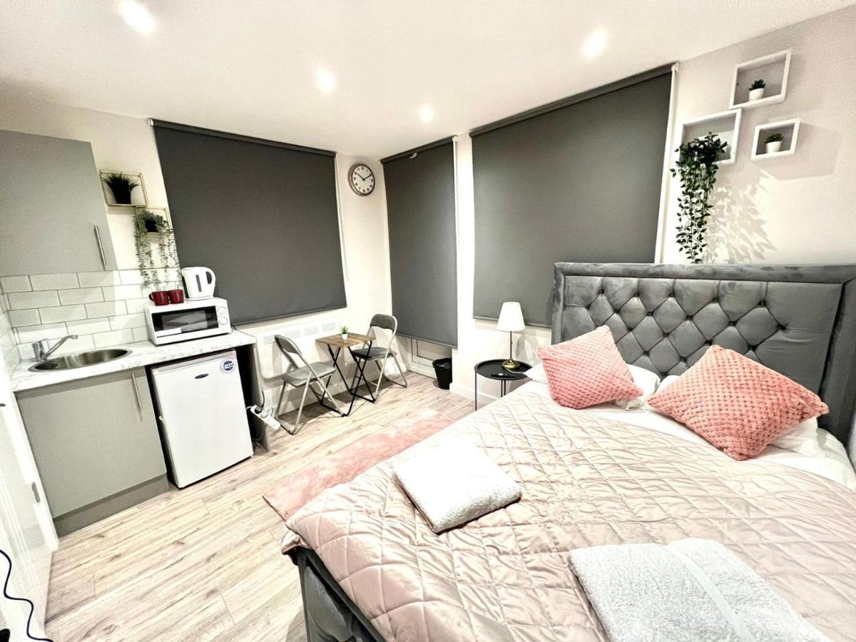 Golden Residences - Oakway Feltham Luaran gambar