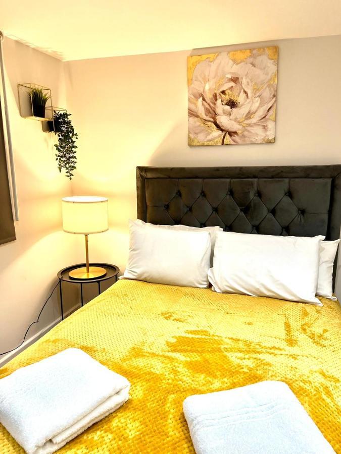 Golden Residences - Oakway Feltham Luaran gambar