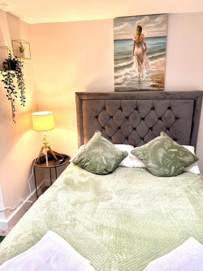 Golden Residences - Oakway Feltham Luaran gambar