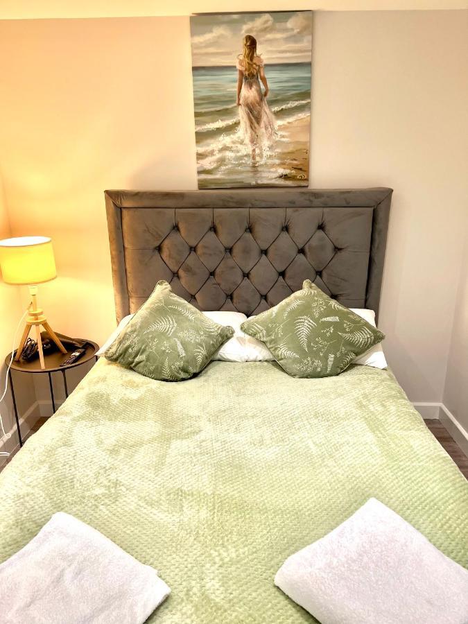Golden Residences - Oakway Feltham Luaran gambar